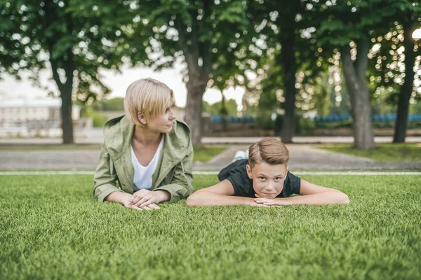 Hermosa Madre Hijo Acostados Juntos Hierba Verde — Foto de Stock