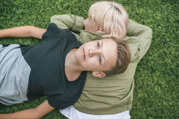 Top View Beautiful Mother Son Lying Together Green Grass — Stock Photo, Image