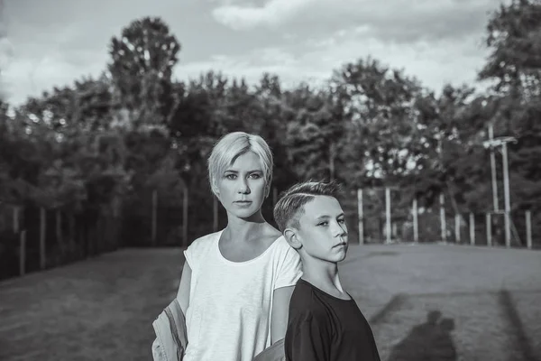Anne Oğlu Birlikte Bahçede Duran Siyah Beyaz Fotoğraf — Stok fotoğraf