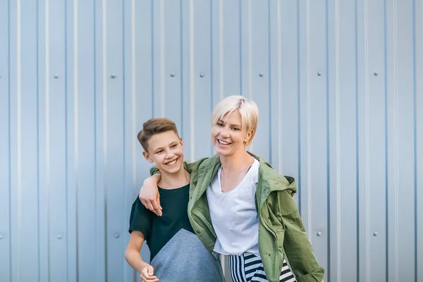 Beautiful Happy Stylish Mother Son Laughing Embracing Street — Stock Photo, Image
