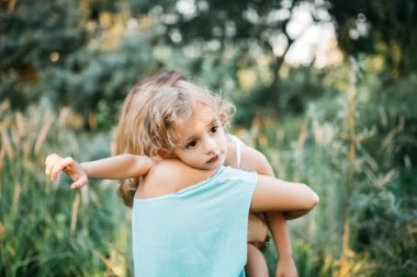 alanındaki sevimli çocuk taşıyan anne