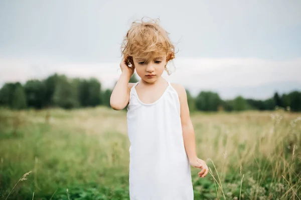 Criança Adorável Com Cabelo Encaracolado Campo Olhando Para Baixo — Fotografia de Stock