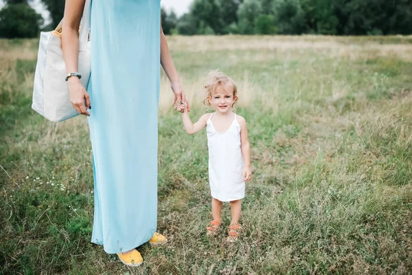 Cropped Image Mother Daughter Holding Hands Field — Stock Photo, Image