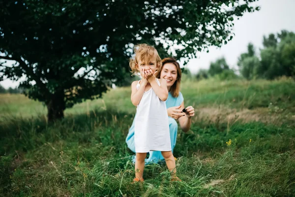 Matka Dítě Baví Rostlinami Poli Blízko Lesa — Stock fotografie