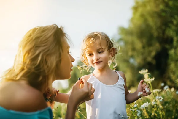 Wąchania Pole Kwiatów Córka Uśmiechający Się Ogląda Mama Matka — Zdjęcie stockowe