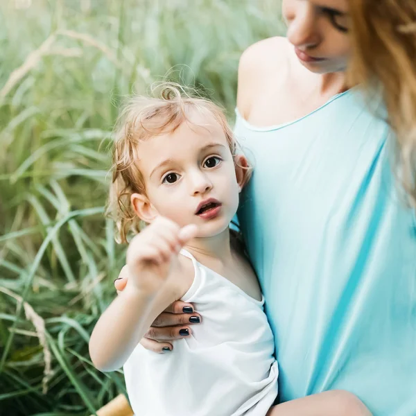 Adorable Daughter Looking Camera Hugging Mom Field — Free Stock Photo