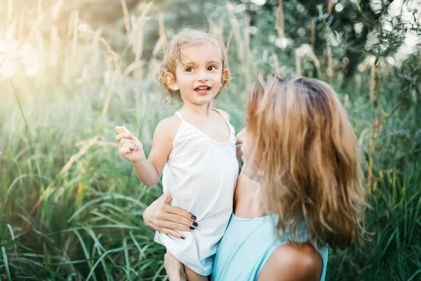 Mama Tinand Copilul Adorabil Iarba Verde — Fotografie de stoc gratuită