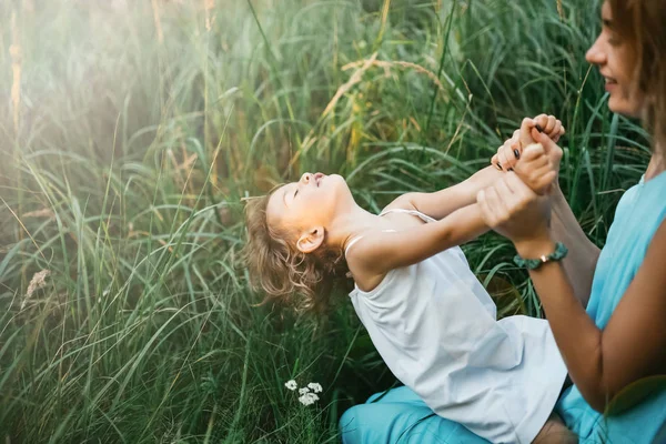 Madre Divirtiéndose Con Hija Campo Con Luz Del Sol Hierba — Foto de Stock