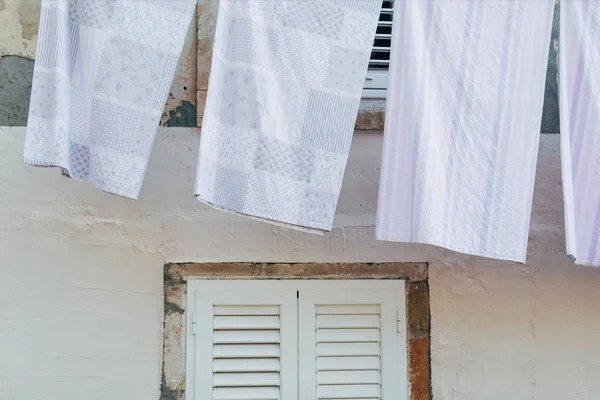 Nahaufnahme der Wäsche gegen eine helle Hauswand in Dubrovnik, Kroatien — Stockfoto