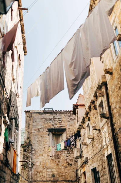 Vista de ángulo bajo de lavandería y calle estrecha vacía en Dubrovnik, Croacia — Stock Photo
