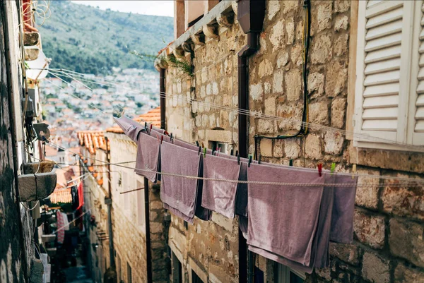 Cena urbana com lavanderia e rua vazia da cidade estreita em Dubrovnik, Croácia — Fotografia de Stock