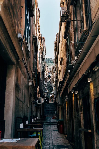 Escena urbana con calle estrecha vacía en la ciudad de Dubrovnik, Croacia - foto de stock