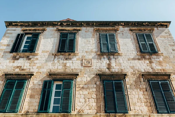 Vue à angle bas du bâtiment historique et ciel bleu clair à Dubrovnik, Croatie — Photo de stock