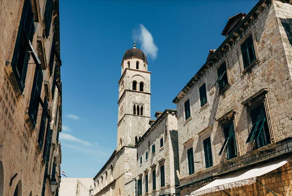Vista en ángulo bajo de edificios históricos y cielo azul claro en Dubrovnik, Croacia — Stock Photo