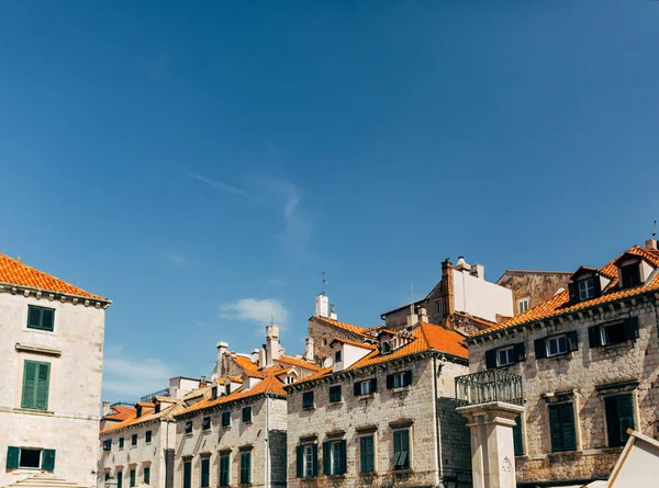 Cena urbana com arquitetura e céu azul claro em Dubrovnik, Croácia — Fotografia de Stock