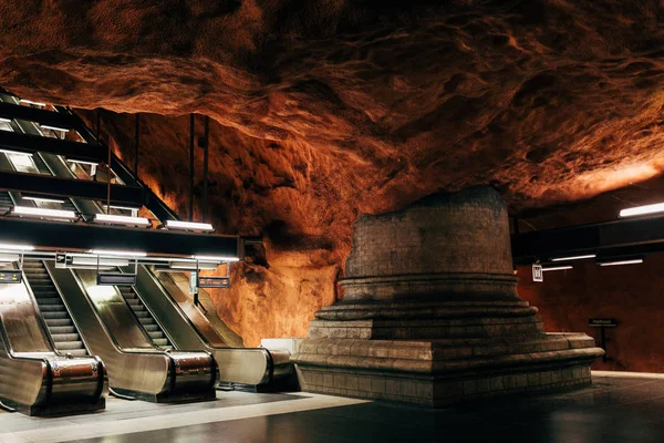 SUECIA, ESTOCOLMO - 27 DE ABRL DE 2018: Escaleras mecánicas en la moderna estación de metro Radhuset en Estocolmo, Suecia - foto de stock