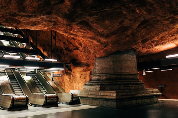 SUÈDE, STOCKHOLM - 27 avril 2018 : Escaliers mécaniques à la station de métro Radhuset moderne à Stockholm, Suède — Photo de stock