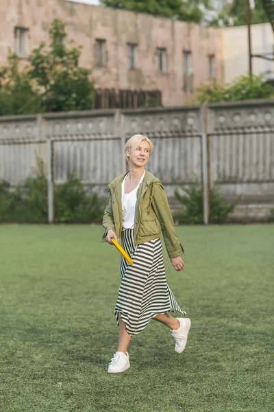 Beautiful blonde woman holding flying disc and looking away — Stock Photo