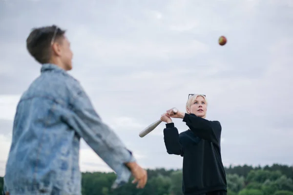 Foco seletivo de mãe e filho jogando beisebol juntos ao ar livre — Fotografia de Stock