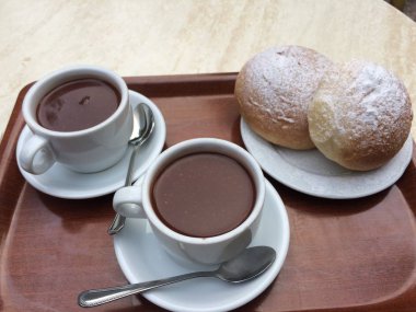 tatlı ekmek ile sıcak çikolata