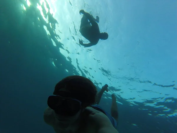 iki arkadaş dalış birlikte