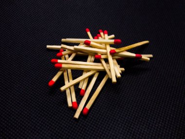 Kırmızı kafa ile kibrit kutusu