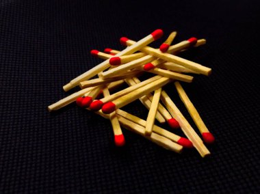 Kırmızı kafa ile kibrit kutusu