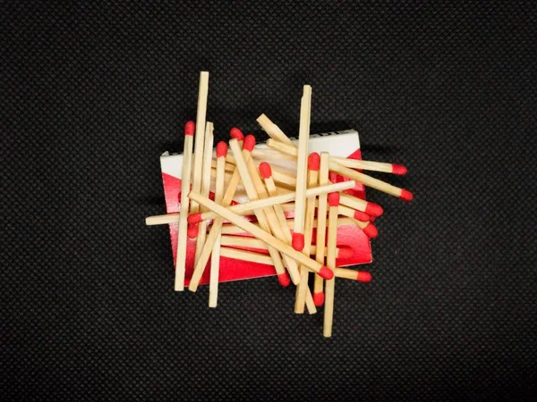 Kırmızı kafa ile kibrit kutusu
