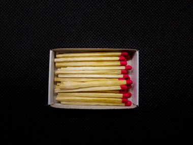 Kırmızı kafa ile kibrit kutusu