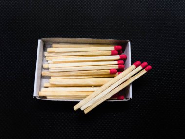 Kırmızı kafa ile kibrit kutusu