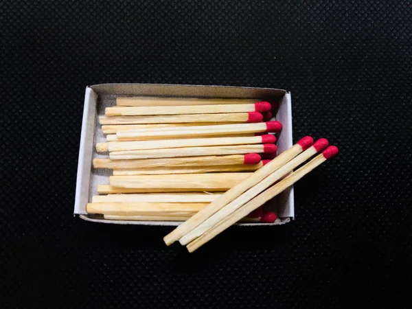 Kırmızı kafa ile kibrit kutusu