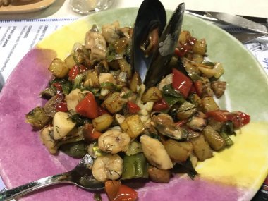 pembe ve sarı bir tabak içinde İspanyol deniz ürünleri