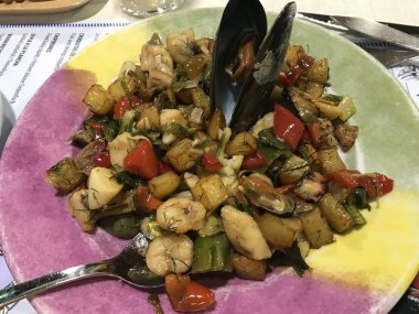 pembe ve sarı bir tabak içinde İspanyol deniz ürünleri