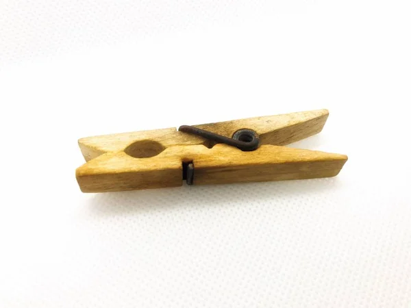 Beyaz arka plan üzerinde ahşap klibi