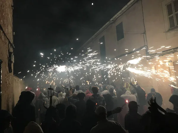 gelenek parti Mallorca, nerede şeytan deneyin insanlar ve onları yanan yangın ve patlamalar ile yakalamak için