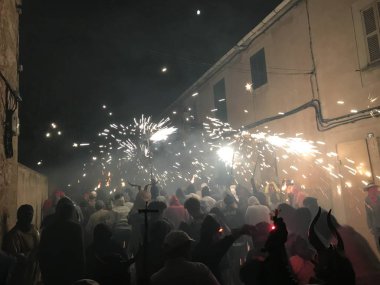 gelenek parti Mallorca, nerede şeytan deneyin insanlar ve onları yanan yangın ve patlamalar ile yakalamak için