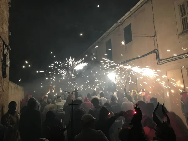 gelenek parti Mallorca, nerede şeytan deneyin insanlar ve onları yanan yangın ve patlamalar ile yakalamak için