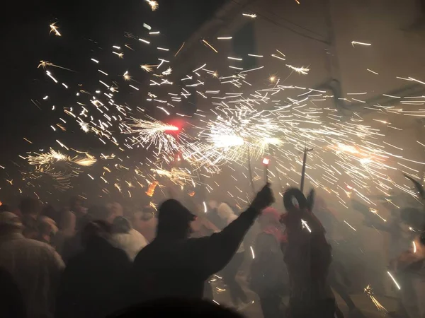 gelenek parti Mallorca, nerede şeytan deneyin insanlar ve onları yanan yangın ve patlamalar ile yakalamak için