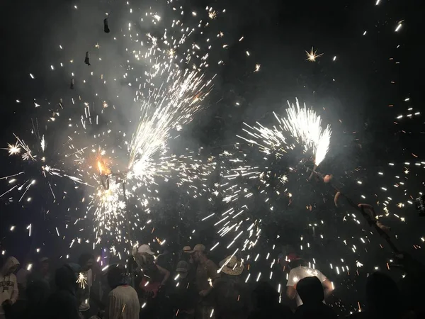 gelenek parti Mallorca, nerede şeytan deneyin insanlar ve onları yanan yangın ve patlamalar ile yakalamak için