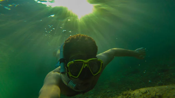 Hombre Buceando Dentro Del Agua Haciendo Snorkling Con Sol Espalda —  Fotos de Stock