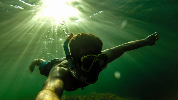 Hombre Buceando Dentro Del Agua Haciendo Snorkling Con Sol Espalda —  Fotos de Stock