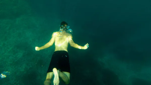 Mannen Dykning Släpper Vattnet Gör Snorkling Med Solen Ryggen — Stockfoto