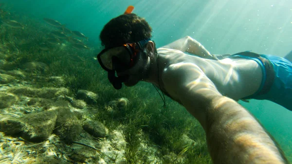 Жить Водой Рыбы Кораллы Красивые Ландшафты Голубая Чистая Вода Люди — стоковое фото