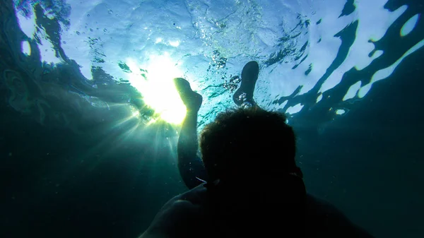 生活在水下 美丽的风景 蓝色和清澈的水 和人们潜水和有乐趣 — 图库照片