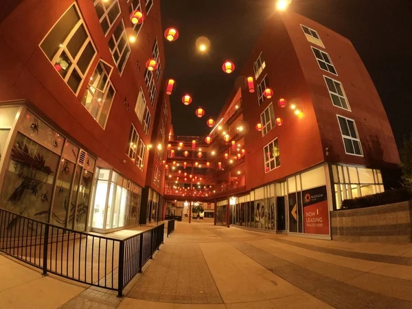 โยนอาคารส แดงในเวลากลางค วยแสงส แดงเอเช — ภาพถ่ายสต็อก