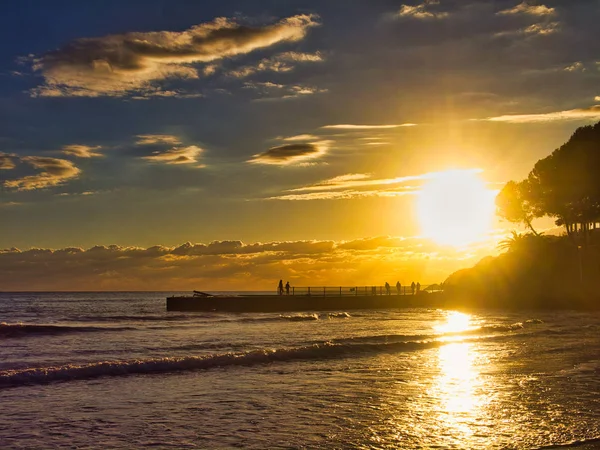 Захід сонця в гарному пляжі з раю — стокове фото