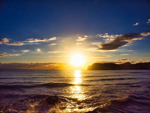 Tramonto nella bella spiaggia dal paradiso — Foto Stock