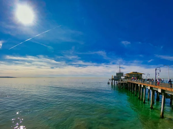Giornata di sole al molo di Santa Monica nella costa occidentale dell'America — Foto Stock