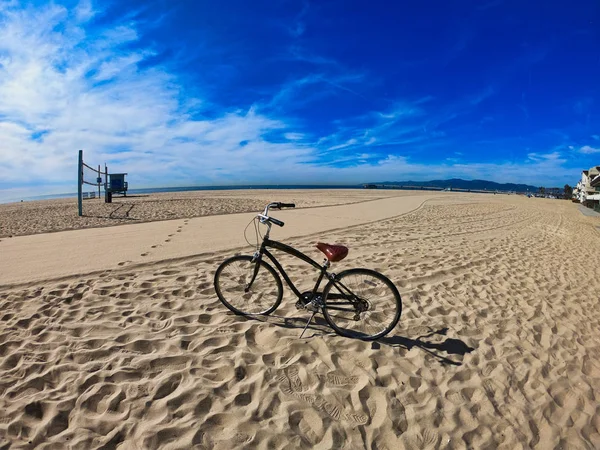 Подрібнювач велосипеда на піску пляжу Санта-Моніка — стокове фото