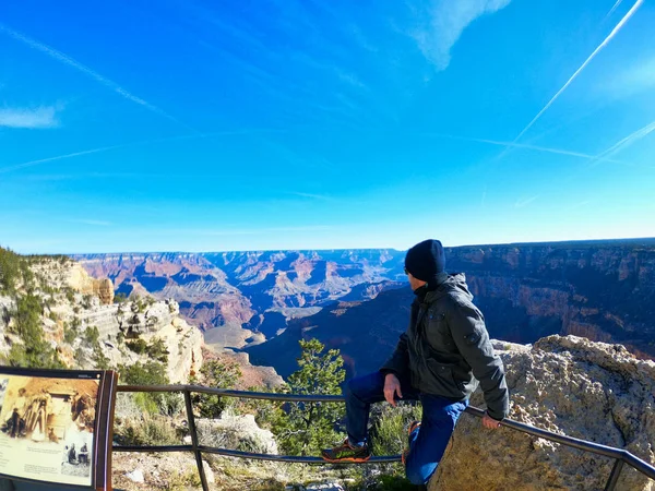 Giovane ragazzo che guarda al paesaggio in America occidentale — Foto Stock